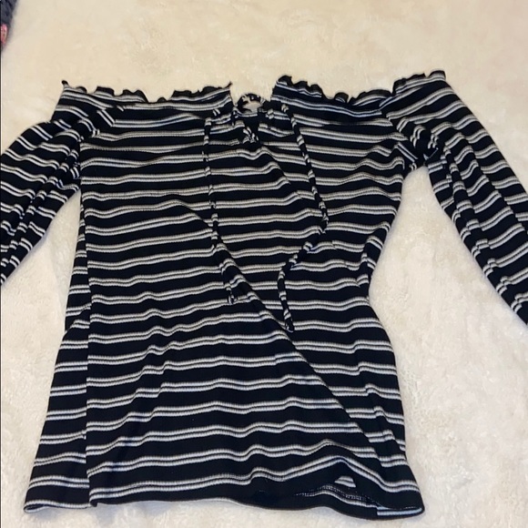 Long sleeve, off shoulder - Picture 2 of 3